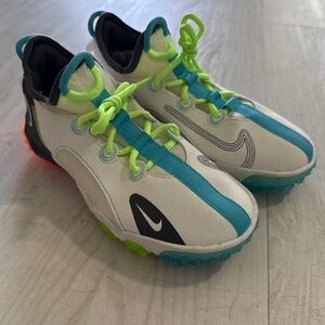 Nike Future Field Kid Cleats size 3.5y